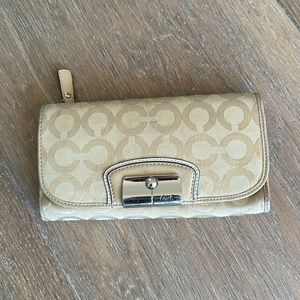 Coach Wallet. Color tan.